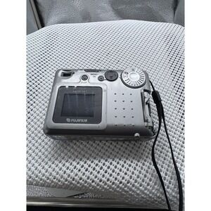 Fujifilm FinePix 1300 1.3MP Digital Camera Silver Parts Repair Not Working
